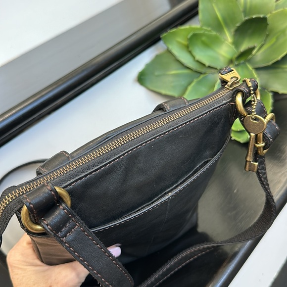 Fossil genuine, leather Crossbody shoulder handbag purse, like new black - Picture 6 of 9